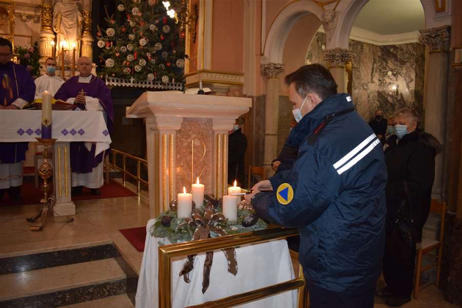 Stjepan Skuliber upalio četvrtu svijeću na županijskom Adventskom vijencu3.JPG