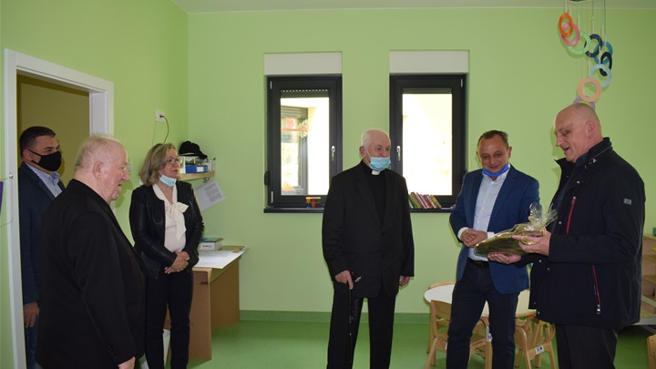 Bivši bistrički župnici posjetili novi DV Pušlek  3.JPG