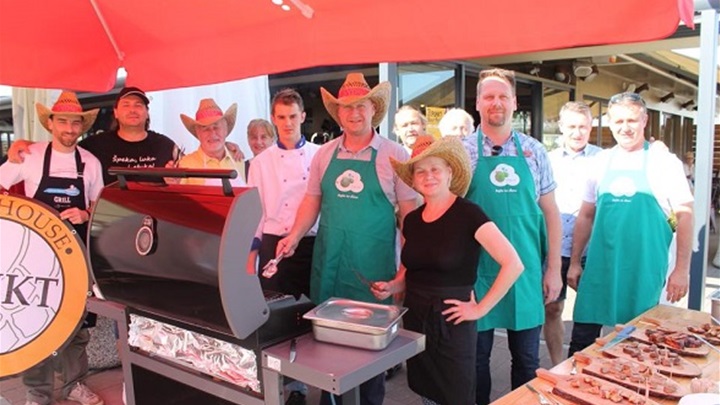 humanitarni roštilj u punktu.jpg