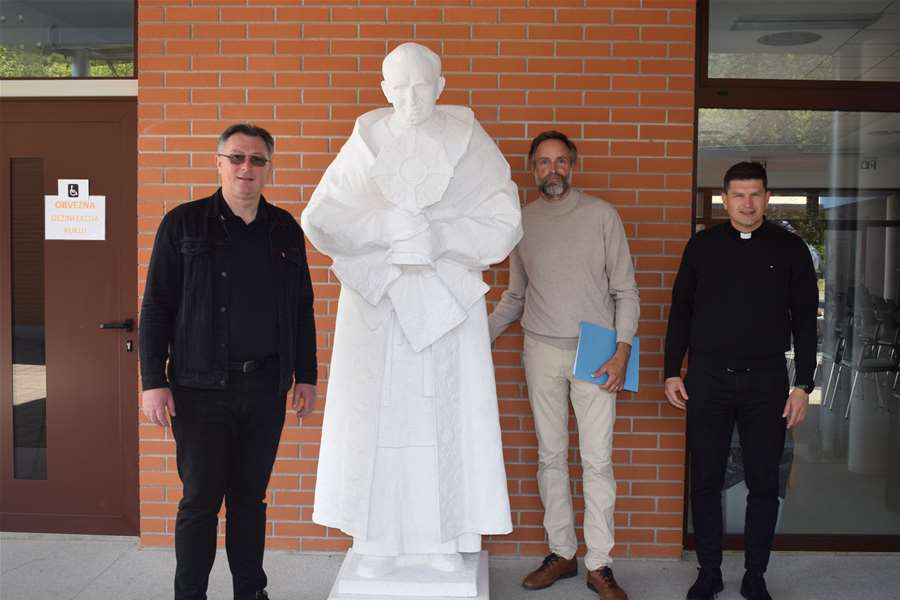 Akademski kipar Tomislav Kršnjavi darovao Svetištu MBB-e kip kardinala Franje Kuharića4.JPG