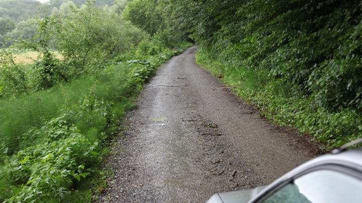 mače nerazvstana cesta.jpg