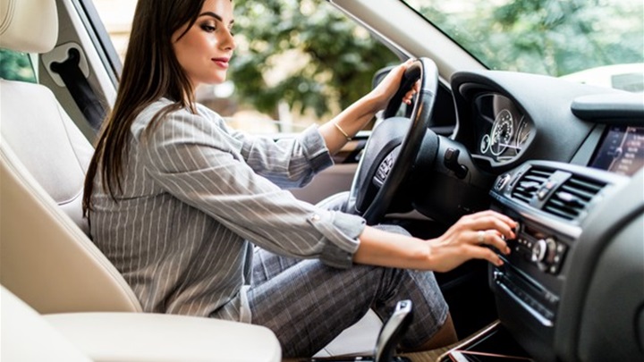 žena u autu