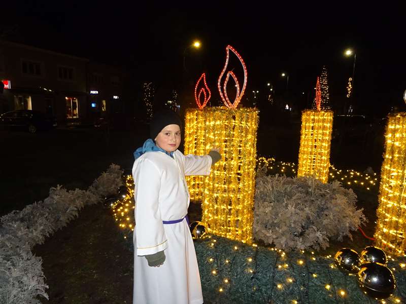 Najmlađi ministrant Jurica Krpelnik upalio je treću adventsku svijeću.JPG