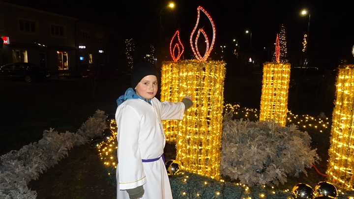 Najmlađi ministrant Jurica Krpelnik upalio je treću adventsku svijeću.JPG