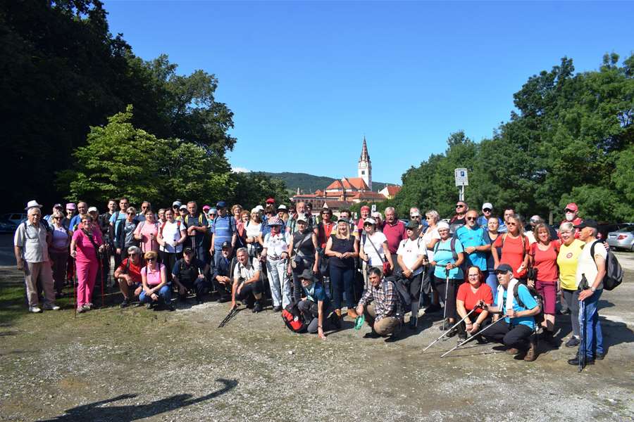 Bistričkom obilaznicom Za dušu i tijele Mirko Fulir stotinjak planinara1.JPG