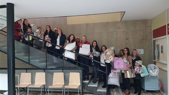 Igračke, slatkiši, higijenske potrepštine razveselile su roditelje i djecu