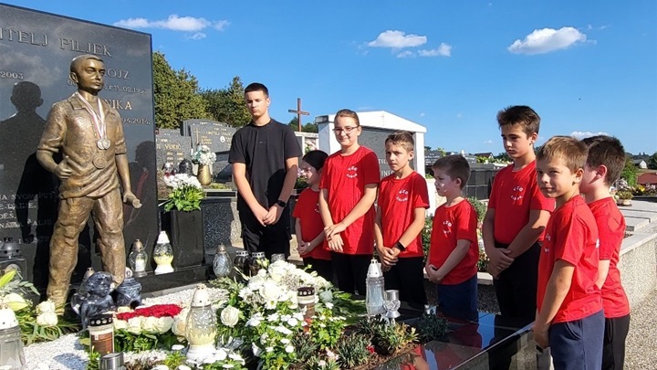 Članovi DVD Pavlovec položili vijenac na grob Marka Piljeka.jpg