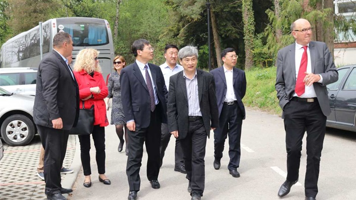 kinezi u zaboku smanjeno 10.jpg