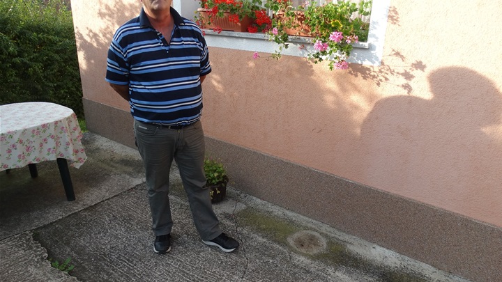 Stjepan Tkalčić pokazuje nam puknuća na svojoj kući