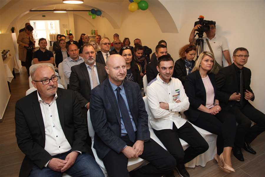 hostel desinić svi sjede.jpg