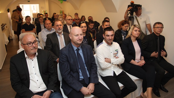 hostel desinić svi sjede.jpg