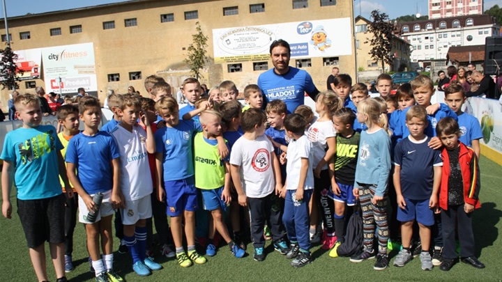 SPORT 3.10._EUROPSKI TJEDAN SPORTA Tomo Šokota oduševio je mlade nogometaše.JPG