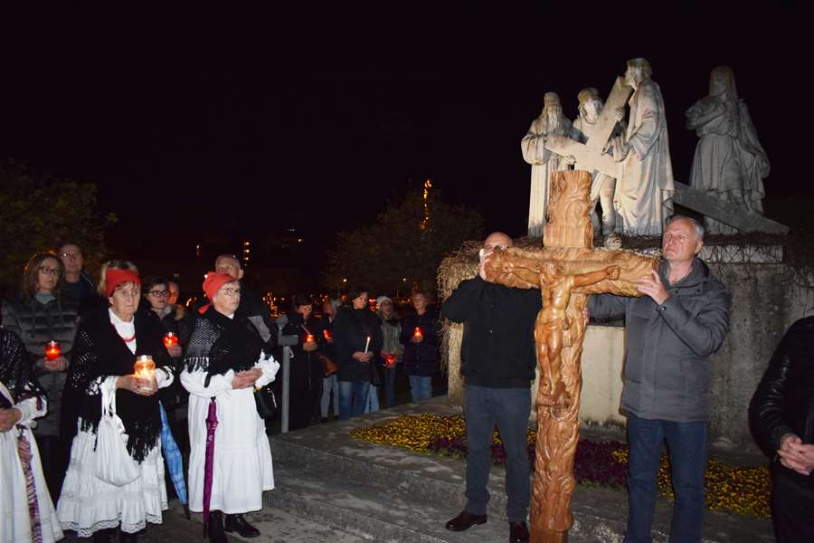 Žalosni petak u Svetištu MBB 02.JPG