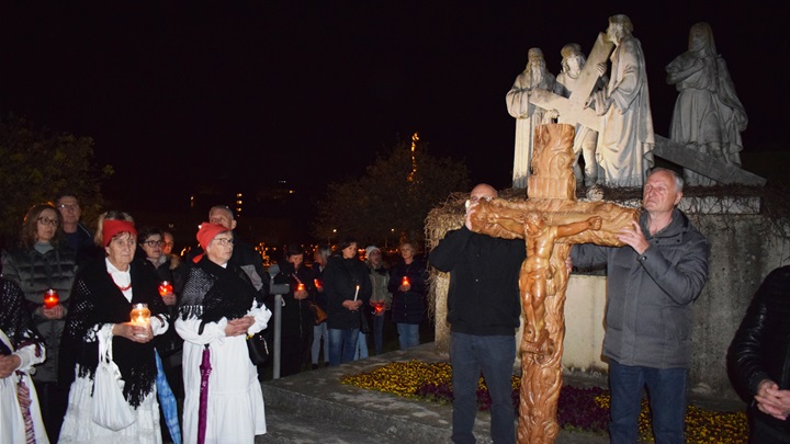 Žalosni petak u Svetištu MBB 02.JPG