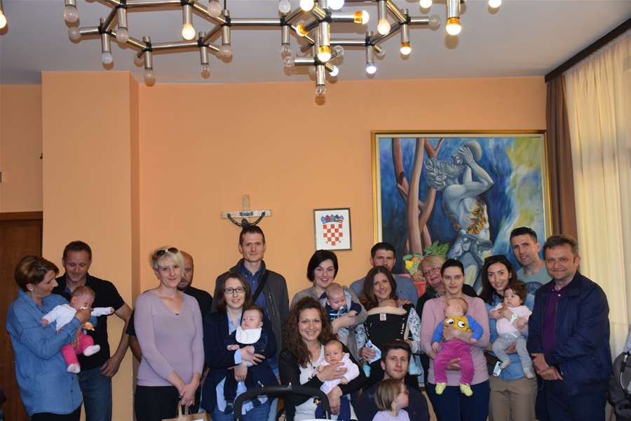 Tuđa primio djecu.jpg