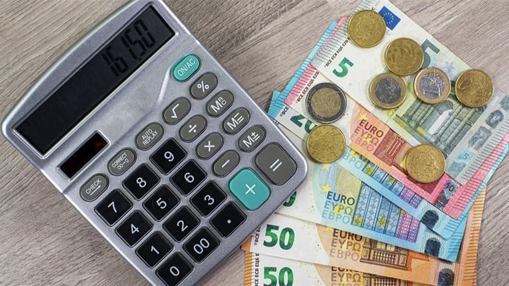1-euro-money-of-different-denominations-and-calculator-cardaio-federico.jpg