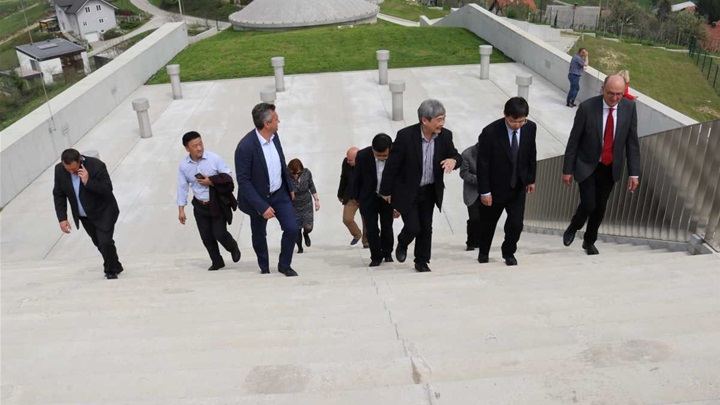 kinezi u zaboku smanjeno 3.jpg