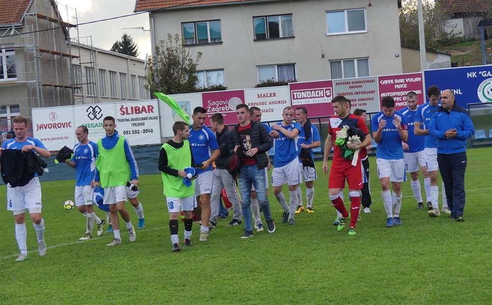 SPORT 10.10._NOGOMET 4. LIGA GAJ-BISTRA Pozdrav publici nakon utakmice.jpg