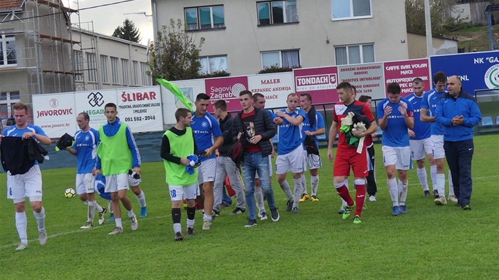 SPORT 10.10._NOGOMET 4. LIGA GAJ-BISTRA Pozdrav publici nakon utakmice.jpg