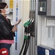 Hrvati za prosječnu plaću mogu kupiti četiri puta manje benzina nego Švicarci