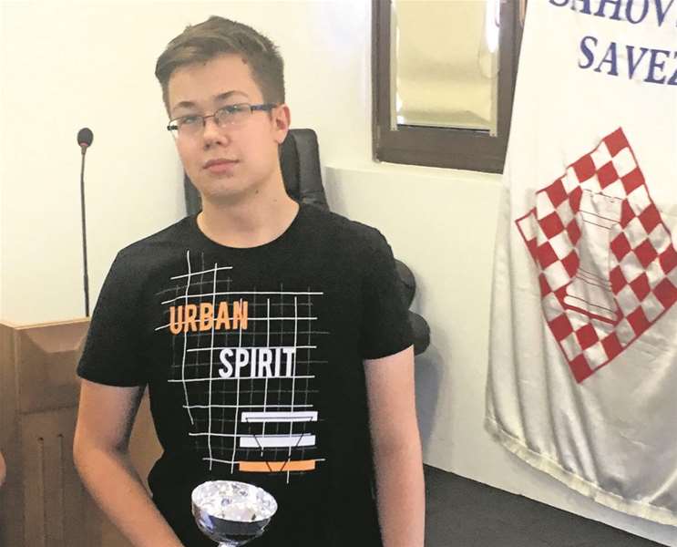 SPORT 14.8._ŠAH OLIVER KUKAS Oliver Kukas s peharom za treće mjesto.JPG