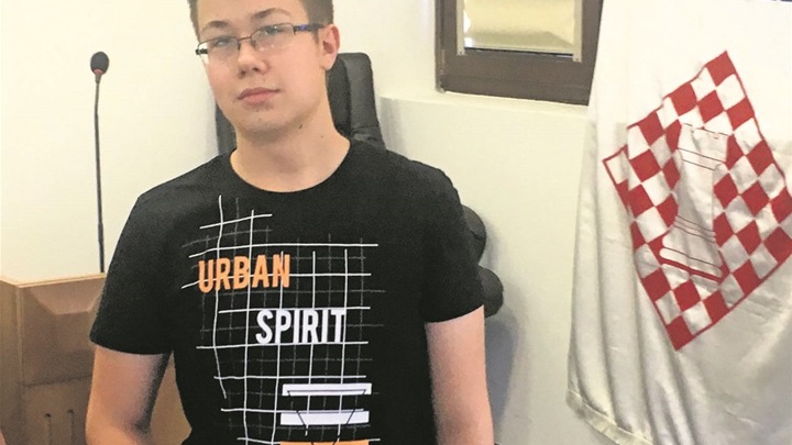 SPORT 14.8._ŠAH OLIVER KUKAS Oliver Kukas s peharom za treće mjesto.JPG