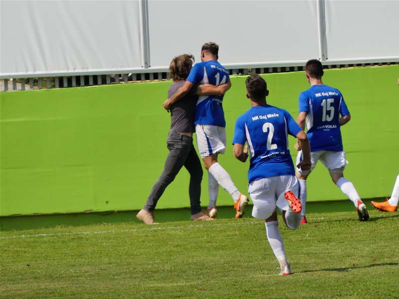 SPORT 3.9._NOGOMET 3. LIGA GAJ -KURILOVEC Slavlje nakon pogotka.jpg