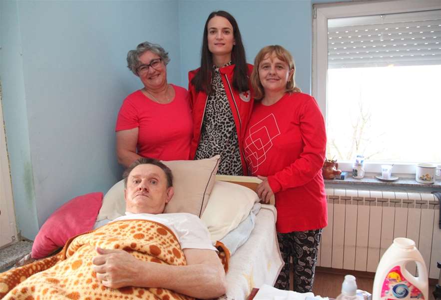 Anđa Halamić, Petra Bešenski i Snježana Šurbek s korisnikom Josipom