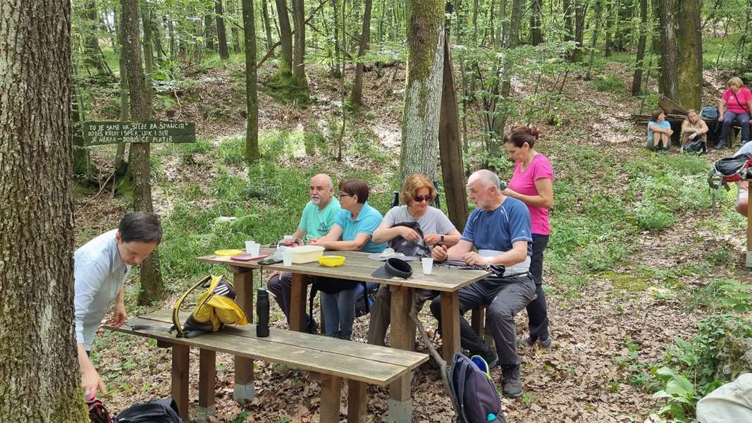 Bistričkom obilaznicom Za dušu i tijele Mirko Fulir devedesetak planinara 4.jpeg