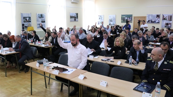 glasanje hdz ruke gore.JPG