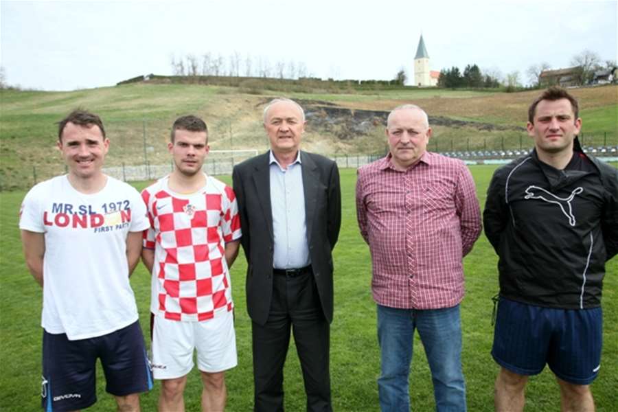 Načelnik Zvonko Jutriša i predsjednik NK Straža Hum na Sutli Damir Špiljak s nogometašima