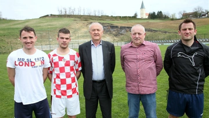 Načelnik Zvonko Jutriša i predsjednik NK Straža Hum na Sutli Damir Špiljak s nogometašima