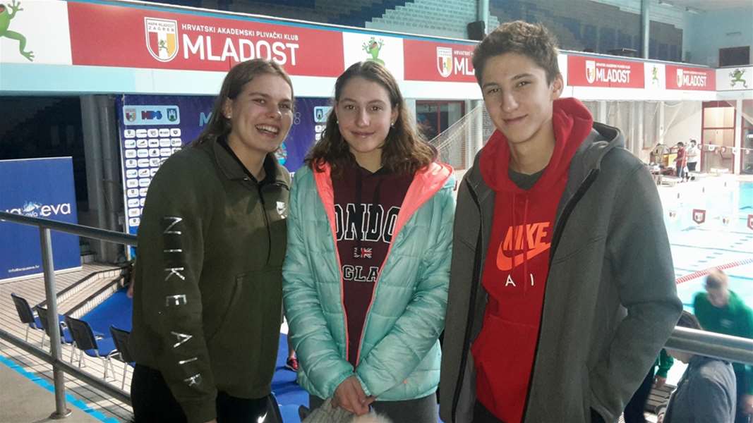 SPORT 13.11._PLIVANJE Tesa Novak, Hana i Vili Sivec.jpg