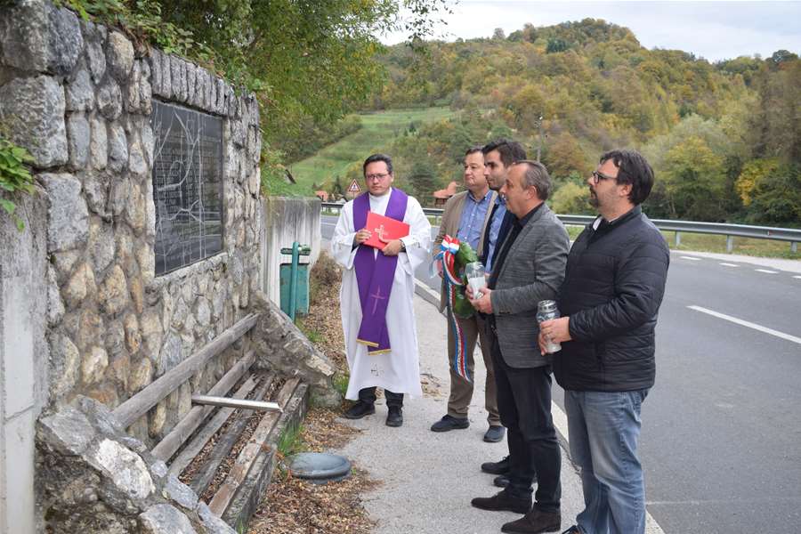 Počast nedužnim žrtvama iz Drugog svjetskog rata u naselju Laz Bistrički 2.JPG