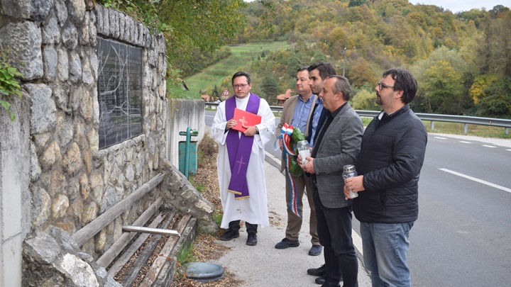 Počast nedužnim žrtvama iz Drugog svjetskog rata u naselju Laz Bistrički 2.JPG