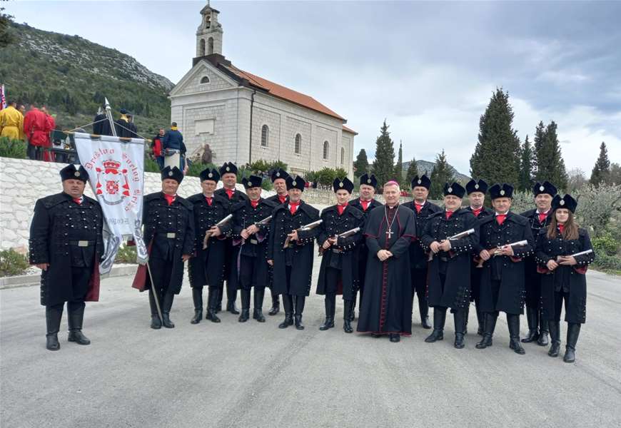 Loborske žudije s mons. Marinom Barišićem.jpg