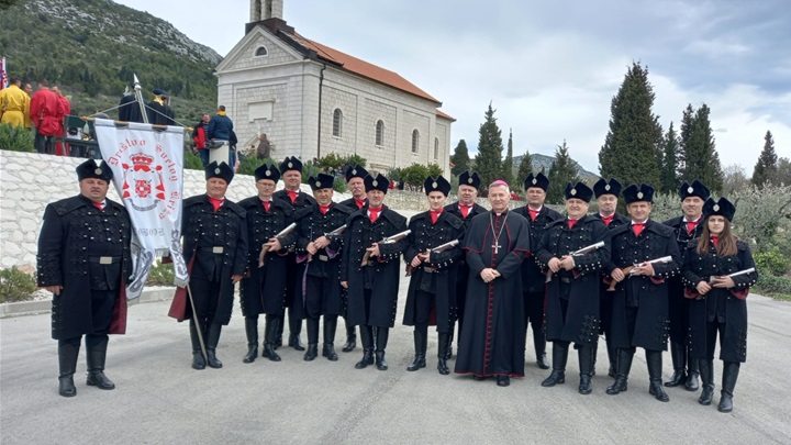 Loborske žudije s mons. Marinom Barišićem.jpg