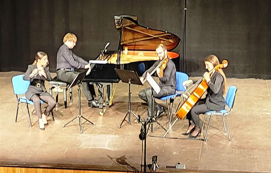 Ansambl Oktos u MB 1.jpg