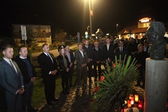  Delegacija HDZ -a  KZŽ položila vijenac ispred rodne kuće dr. Franje Tuđmana