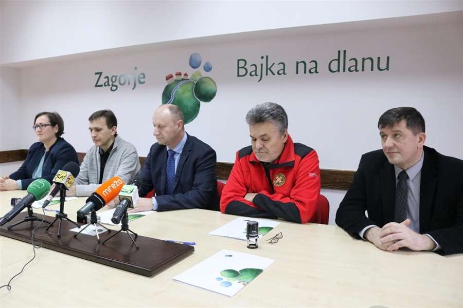 župan i vatrogasci potpisivanje glavna.jpg