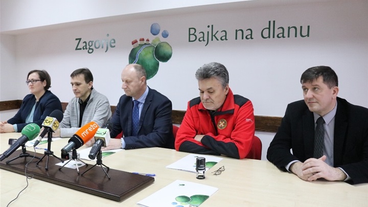 župan i vatrogasci potpisivanje glavna.jpg