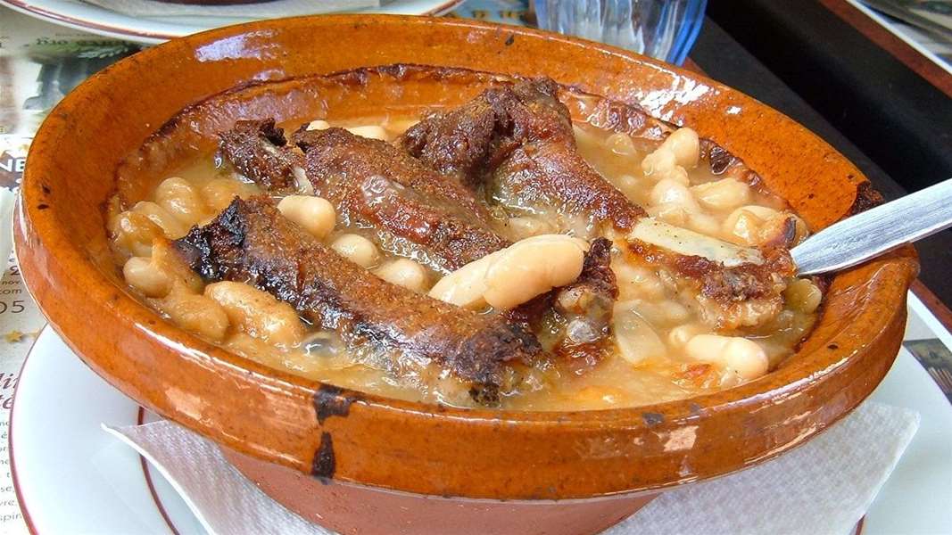 1200px-Bowl_of_cassoulet.jpg