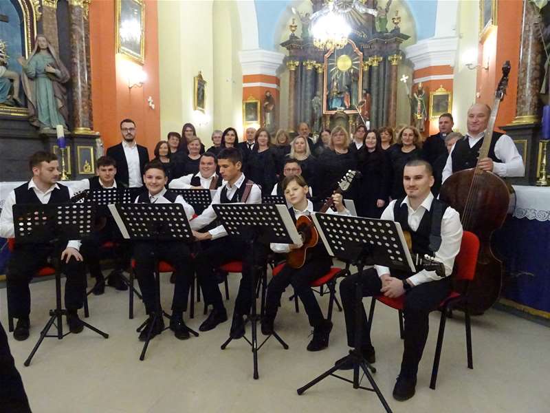 Črni Tomai i zbor.JPG