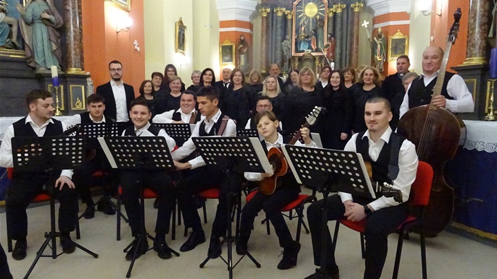 Črni Tomai i zbor.JPG