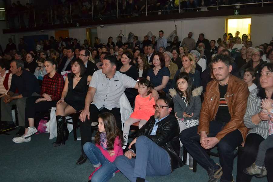 Ivona (u narančastoj haljinici) s roditeljima na koncertu koji je za pomoć njenom liječenju održan u Klanjcu