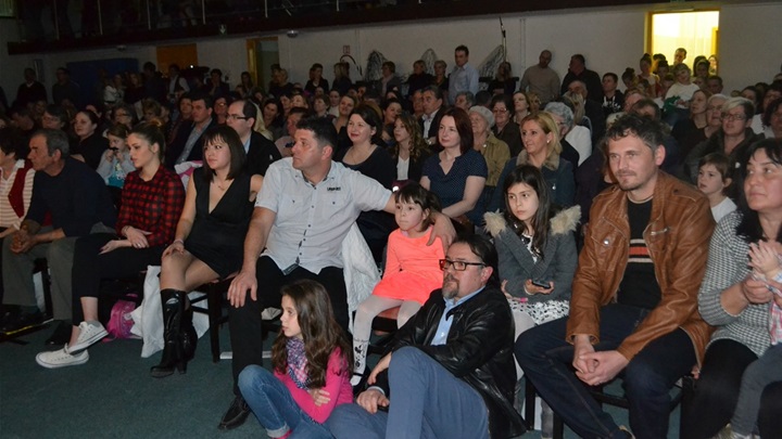 Ivona (u narančastoj haljinici) s roditeljima na koncertu koji je za pomoć njenom liječenju održan u Klanjcu