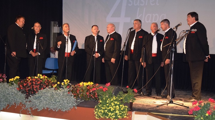 Devet klapa na 4. susretu u Mariji Bistrici Pučki Pivači Donji Kaštili.JPG