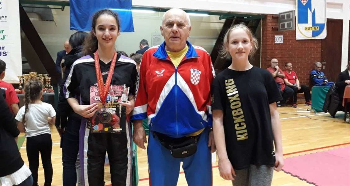 SPORT 13.11._KICKBOXING Antonela Cesarec sa svojim trenerom i klupskom kolegicom.jpg