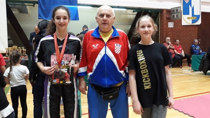 SPORT 13.11._KICKBOXING Antonela Cesarec sa svojim trenerom i klupskom kolegicom.jpg