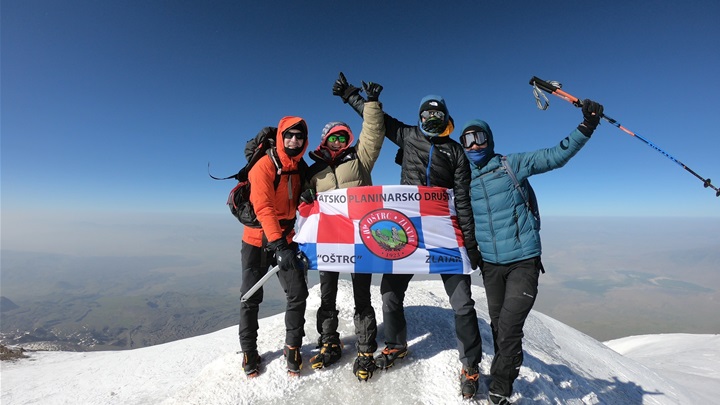 Zagorvi na vrhu Ararata.jpg